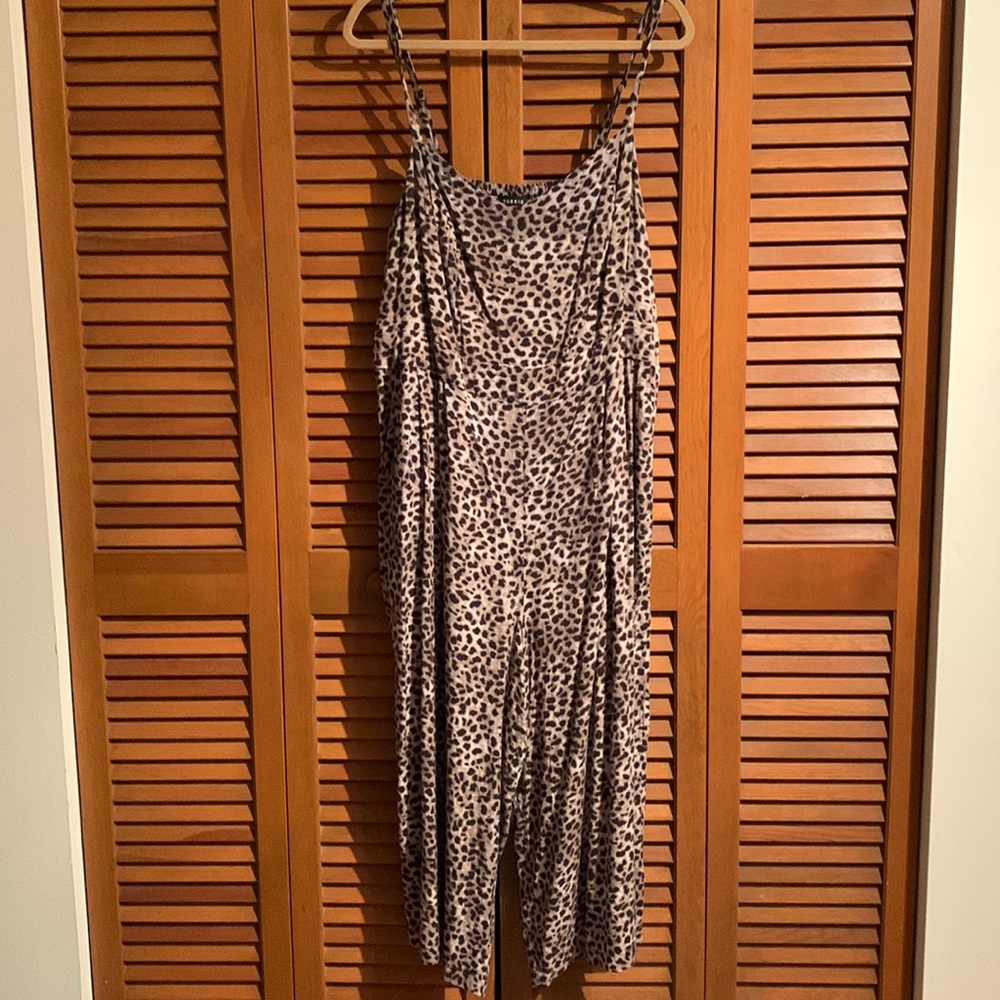 Wide leg leopard jumpsuit. POCKETS